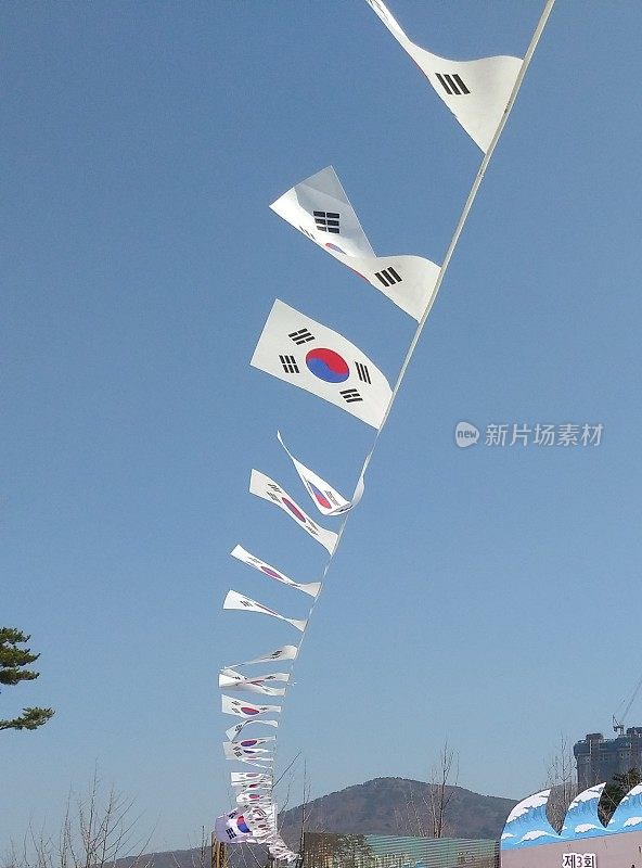 韩国国旗在蓝天上飘扬