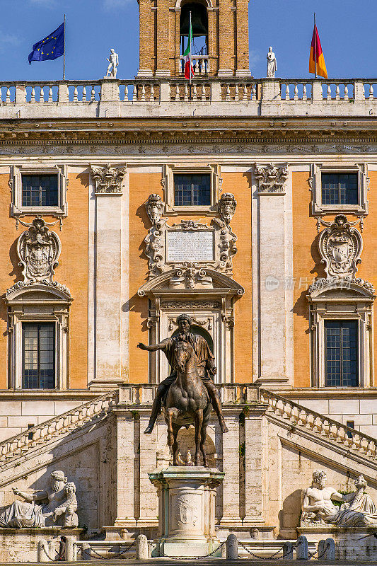 这是罗马市中心塞纳托里奥宫和马可·奥勒留雕像的暗示性画面