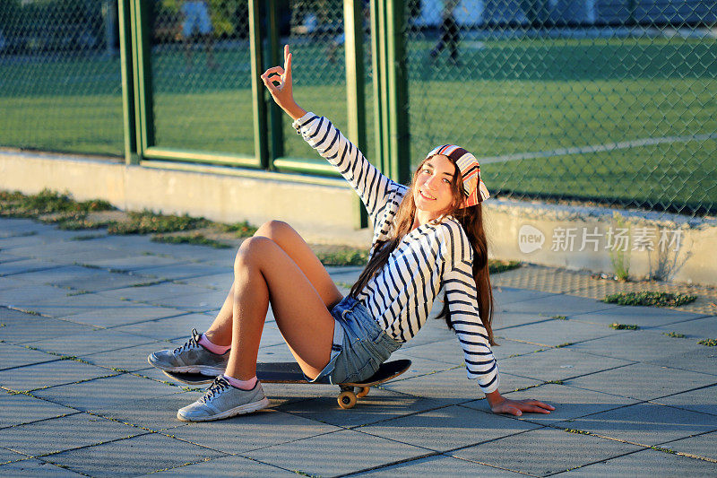 少女在户外玩滑板