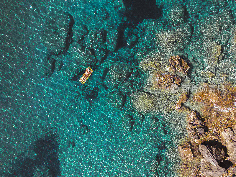 希腊爱奥尼亚群岛，女人在水中享受的鸟瞰图