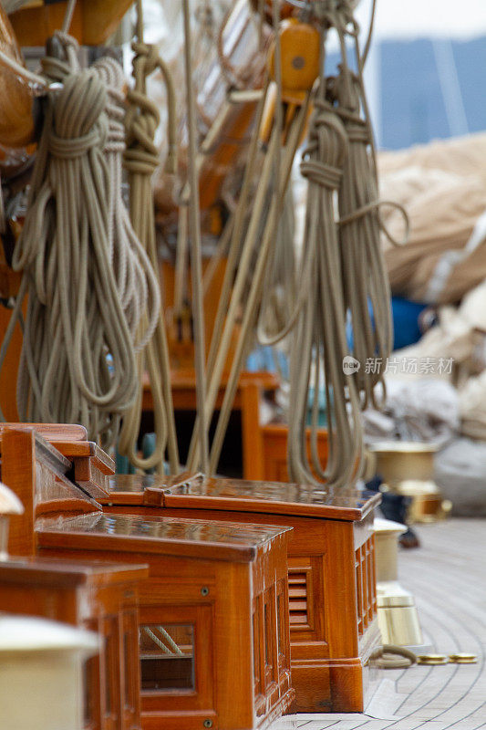 圣特罗佩一年一度的帆船赛船上的索具