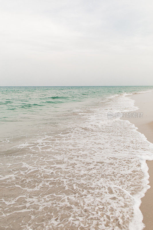 2021年8月，在新冠病毒三角洲变种崛起期间，海浪席卷佛罗里达州辛格岛的空海滩海岸线