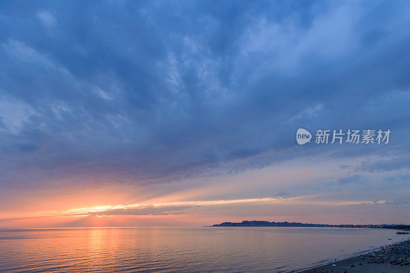 戏剧性的海景在都勒斯海滩的全景