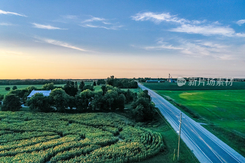 加拿大库克敦，夕阳下27号公路上的农场