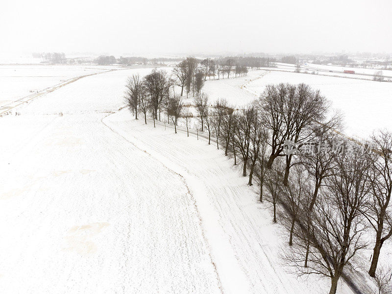 在白雪皑皑的冬天，俯瞰河堤和蜿蜒的道路