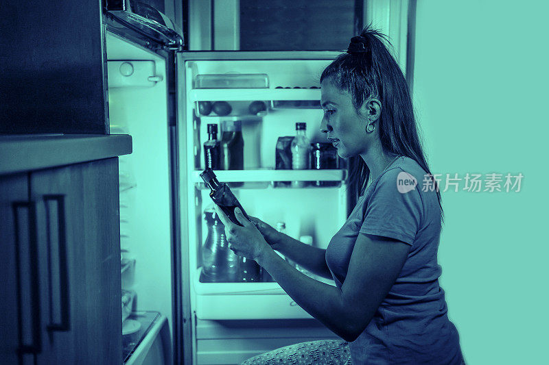 女人在冰箱前挑选食物