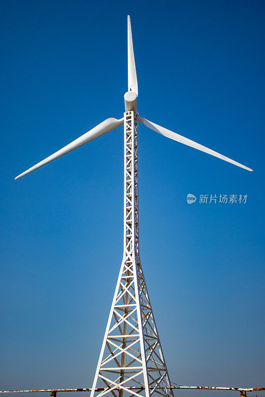 孟加拉库图巴迪亚风力发电厂的风力涡轮机的特写。