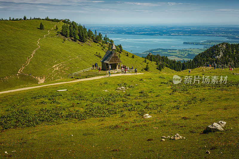 从基姆高阿尔卑斯山脉的坎彭万德山到基姆湖