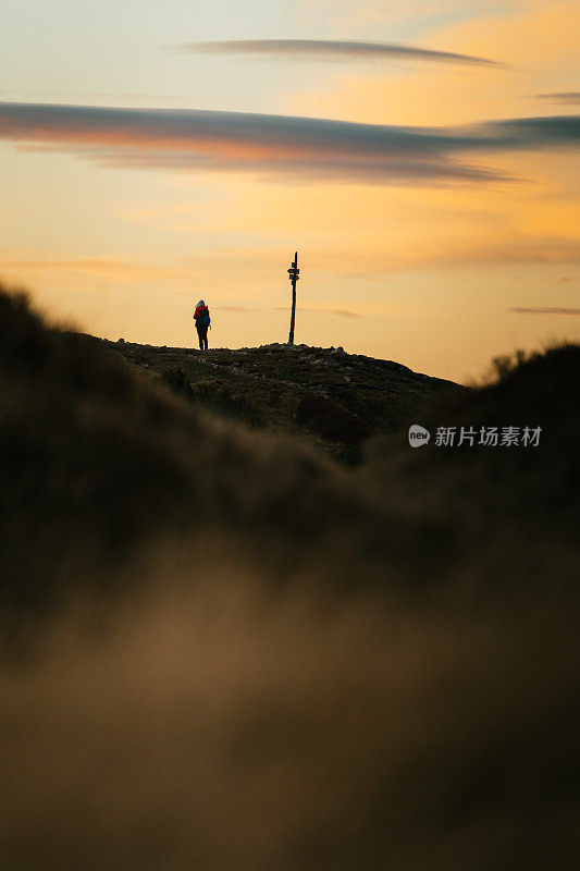 壮丽的日落之上的高山草地。秋高气扬，远走天涯