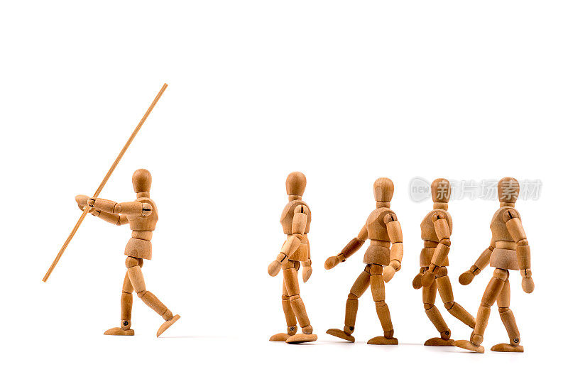 木制人体模型拄着拐杖走路-在上面加上你自己的标志