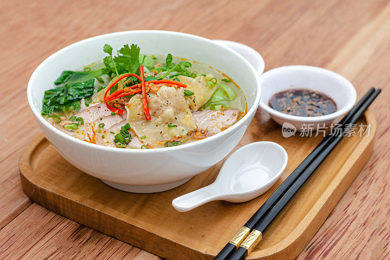 一碗馄饨面中国传统面条汤