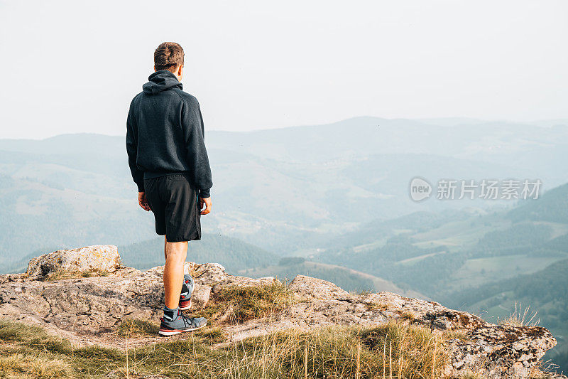 远足者在长满草的山脊上放松