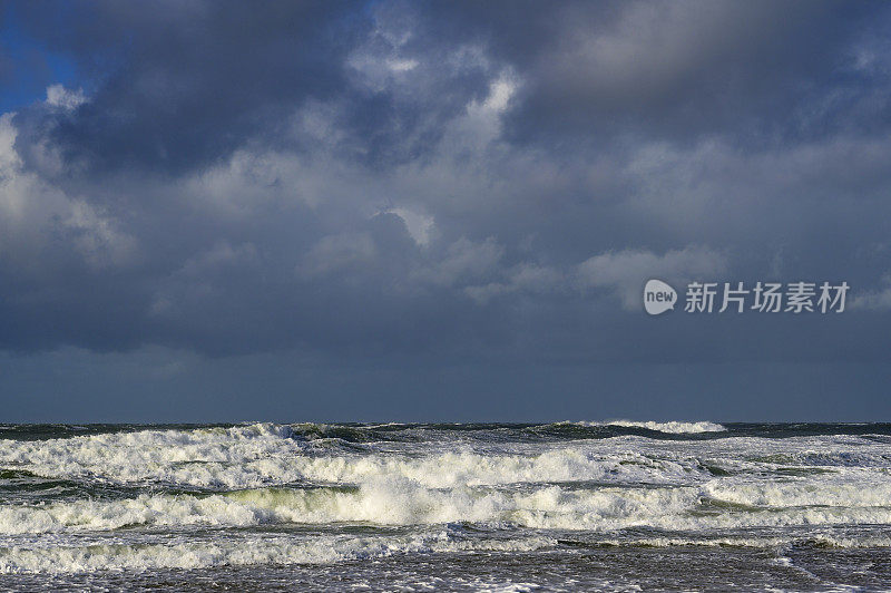 海浪拍打着瓦登海区特克塞尔岛的海滩