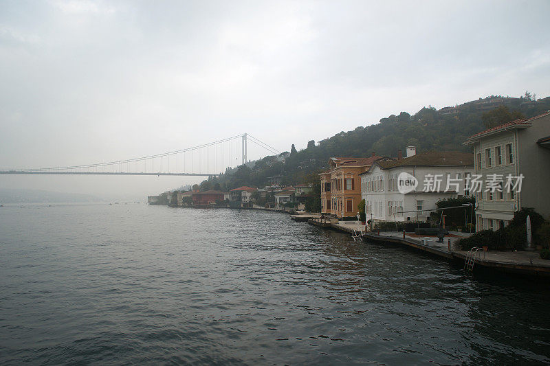 伊斯坦布尔博斯普鲁斯和法提赫苏丹穆罕默德桥上的一个雾天
