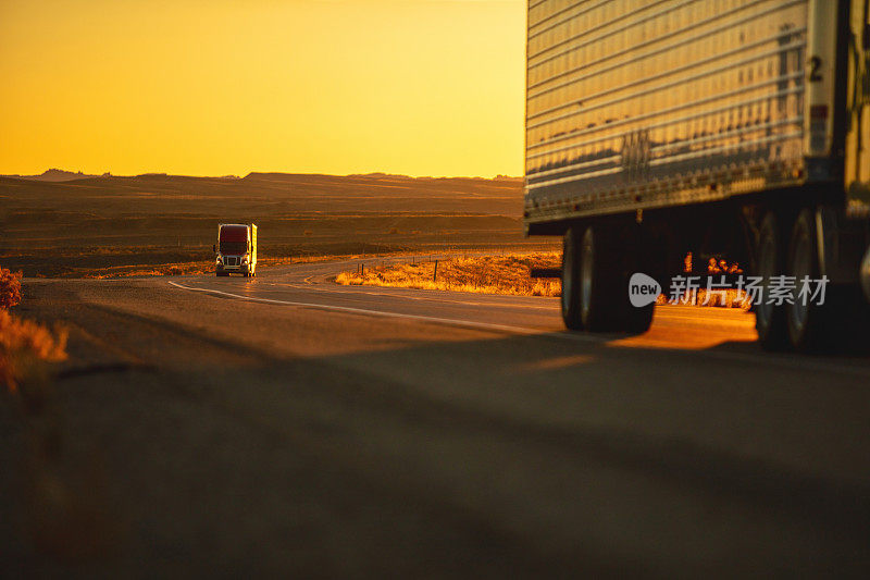 大篷车货运长途半卡车在农村西部的州际公路照片系列