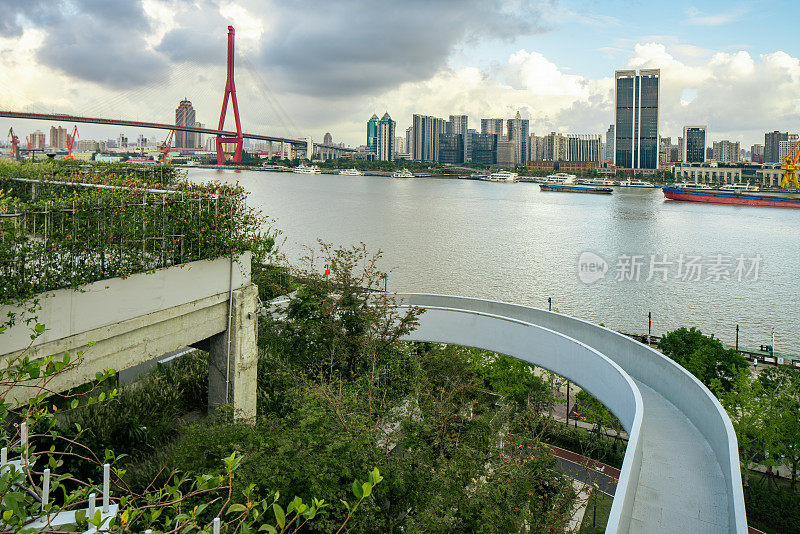 屋顶花园和城市天际线就在河边