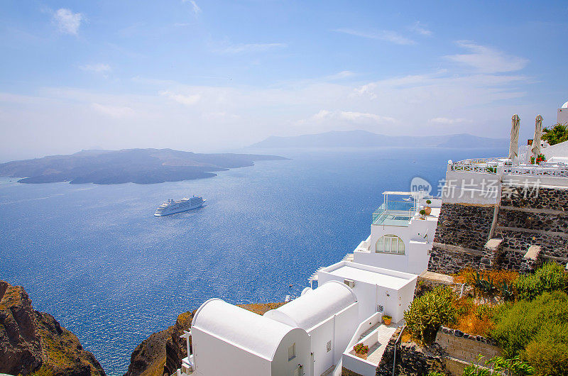 希腊圣托里尼岛的白色建筑和爱琴海绝壁美景