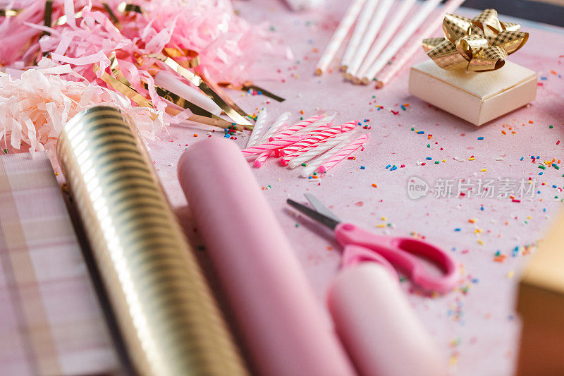 粉色背景的包装纸和生日派对饰品