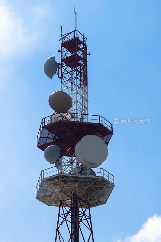 德国，一个拥有许多GSM和互联网天线的大型通信塔