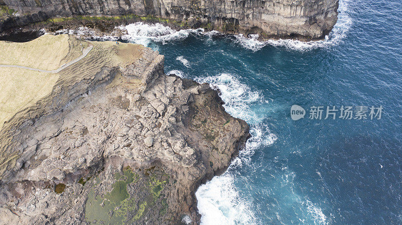 鸟瞰法罗群岛壮丽的自然风光:海洋、悬崖、草地。