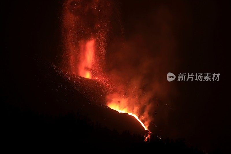 康伯维哈火山爆发。火山锥和火山弹飞向黎明山。