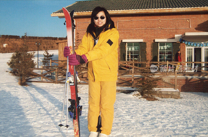 2000年中国女孩在冬季滑雪真实生活的照片