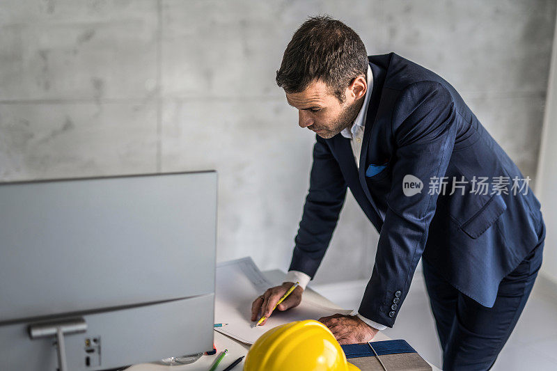 在办公室工作的中年建筑师。