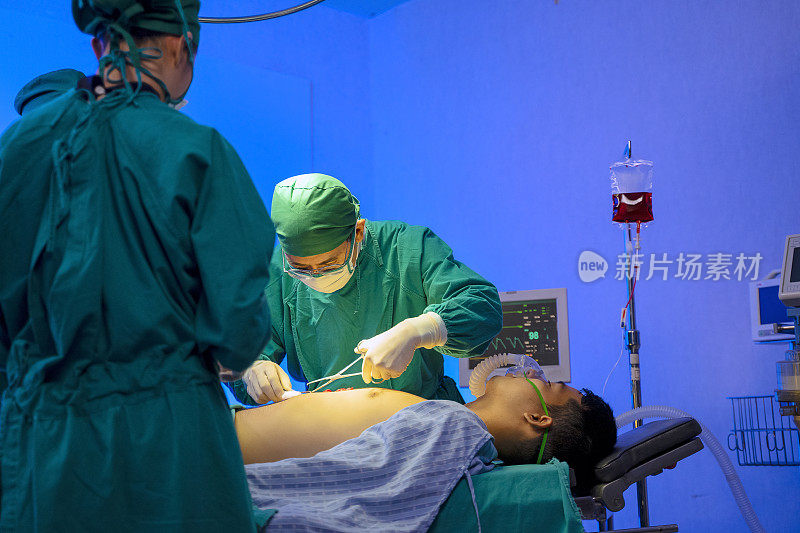 医生在手术室给病人做手术。