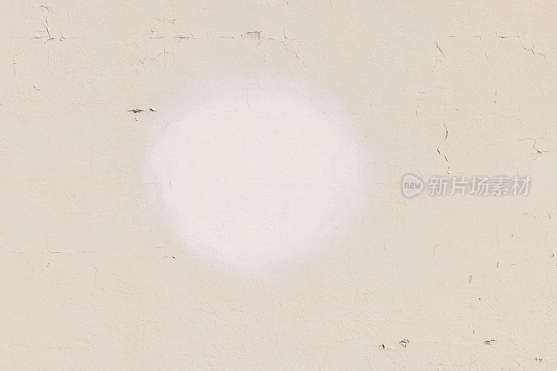 米色混凝土墙的一部分，带有较浅的斑点