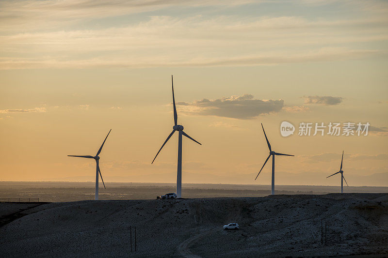 日落时刻风力发电机的剪影，新疆，中国