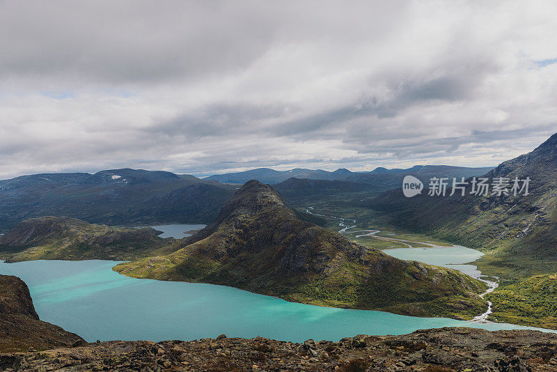 在挪威约顿海门国家公园，山脊和水晶蓝色的冰川湖的戏剧性景色