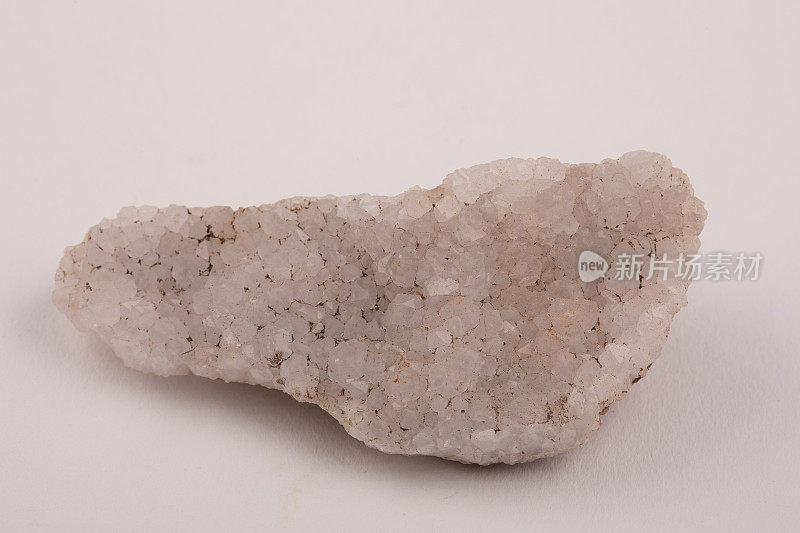 英国岩石标本上的棱柱状石英矿物簇