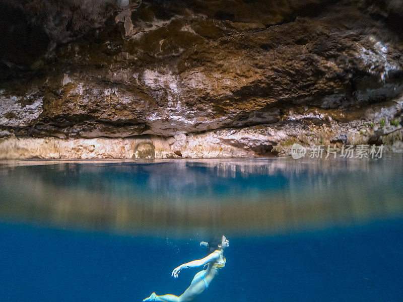 在墨西哥Cenote水下游泳的女子