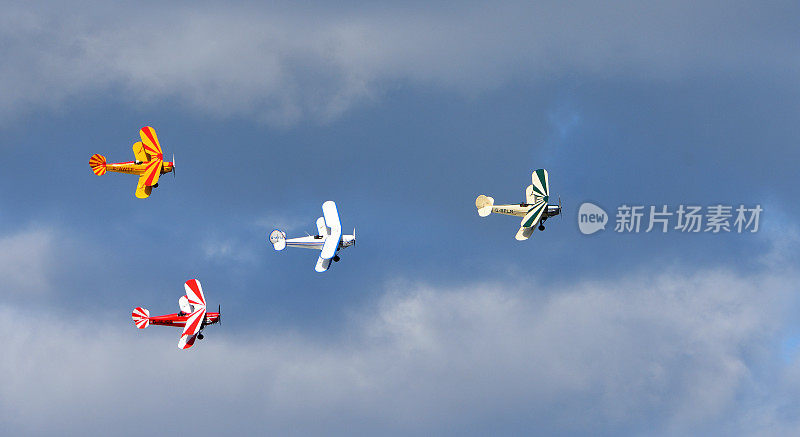 复古虎蛾Bi飞机编队飞行蓝天和云。