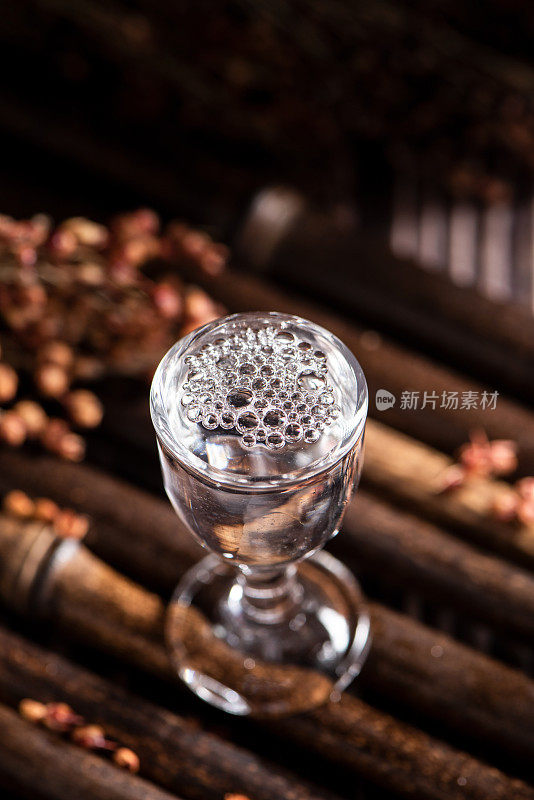 中国白酒或白酒装在玻璃杯中放在桌上
