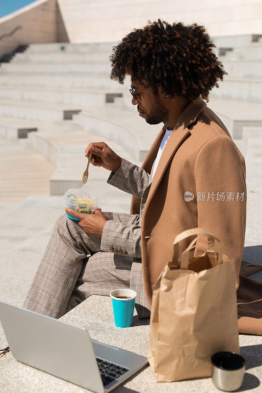 非裔美国人吃早午餐的侧面图
