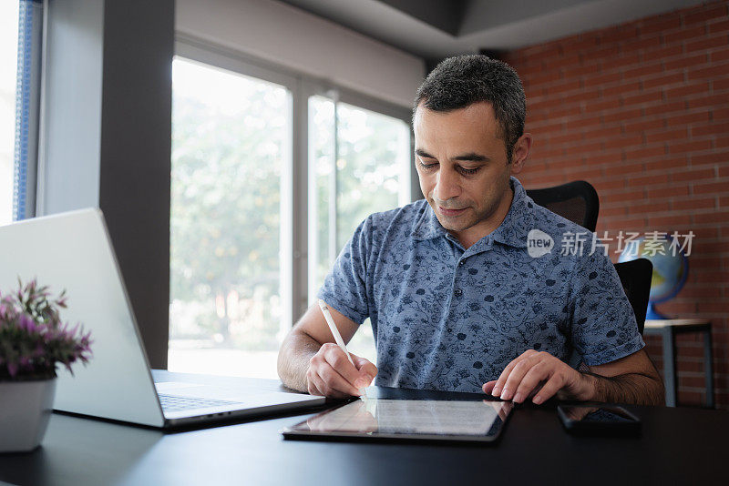 商人在平板电脑上签署数字合同