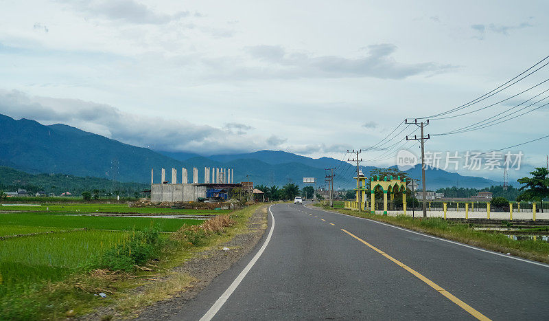 汽车公路通往山区的股票照片