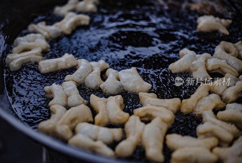 面粉用热油在平底锅中炸成油条，配着咖啡吃或蘸着炼乳吃。它在泰国路边市场出售。
