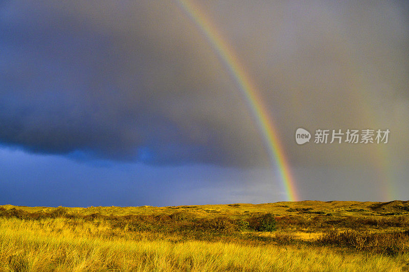 瓦登海地区特塞尔岛沙丘上的彩虹