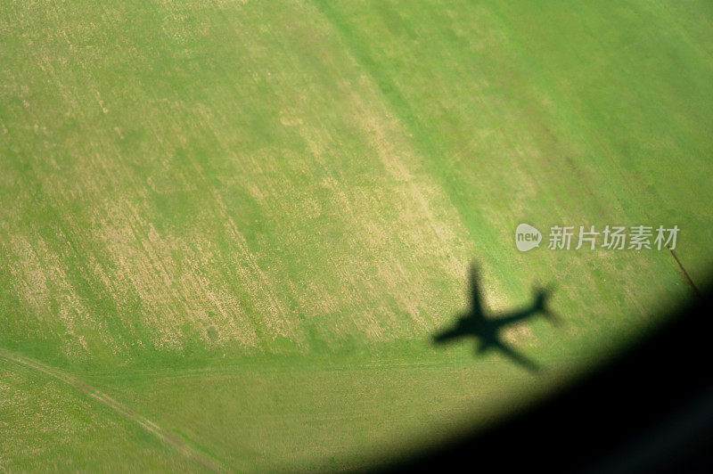 田野上空飞机的影子