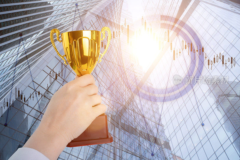 商业奖，财务成功，企业团队合作奖杯，第一个商人，杯子在摩天大楼的背景上