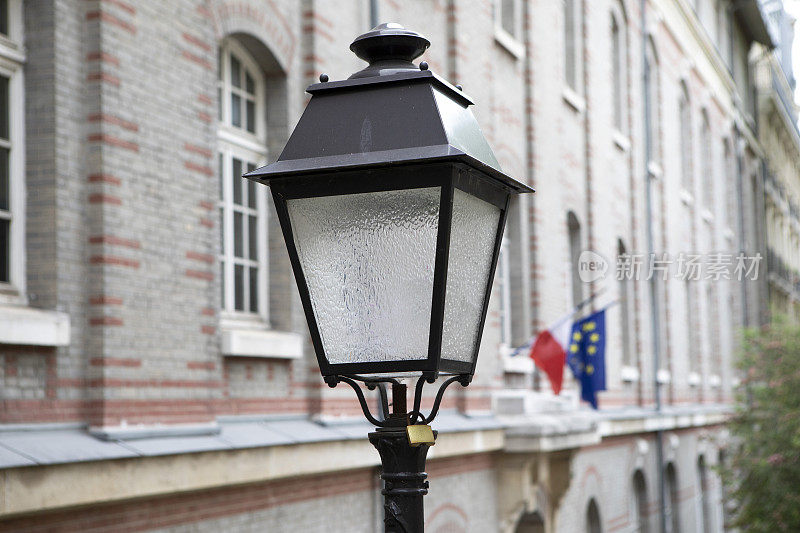巴黎官方建筑前的复古街灯
