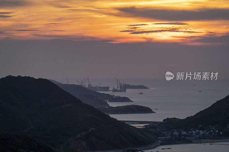 日落时在岛上的海港