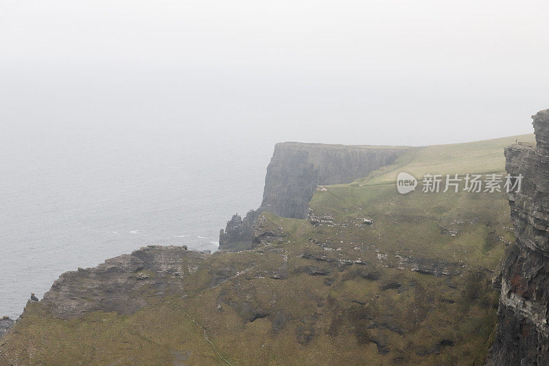 迷雾中的莫赫悬崖(爱尔兰)