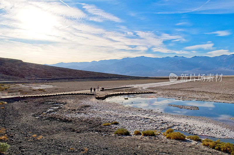 在北美海拔最低的死亡谷国家公园里的坏水盆地