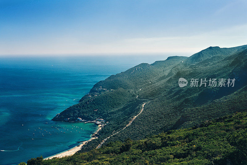 葡萄牙，塞图巴尔，海滩美丽的自然保持和海洋。大山和海岸线之间的漫长道路上满是船只。