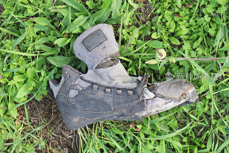 破旧的布洛克鞋在草地上