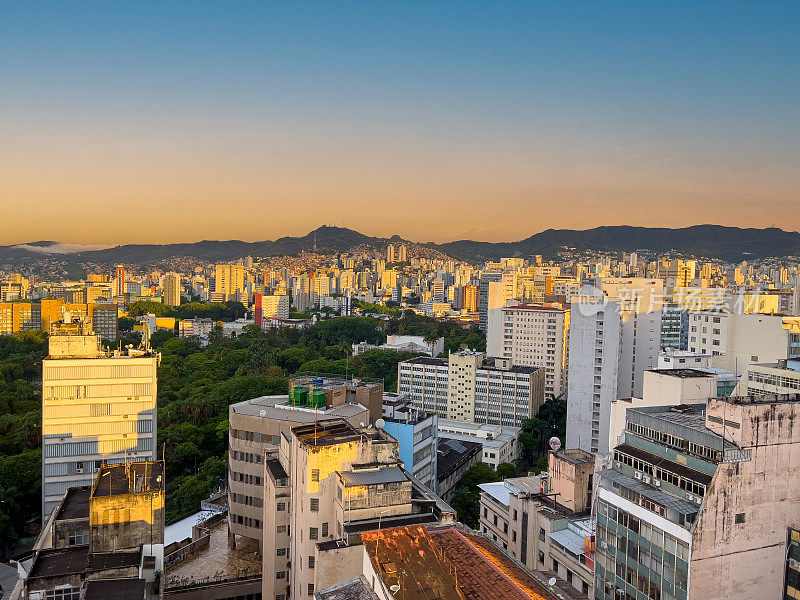 巴西米纳斯吉拉斯州贝洛奥里藏特市日落时的全景