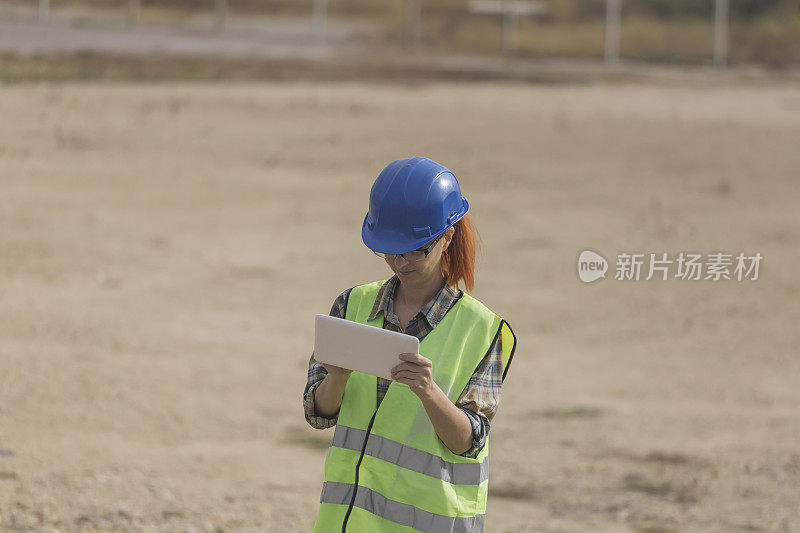 女技术员在工地检查工程